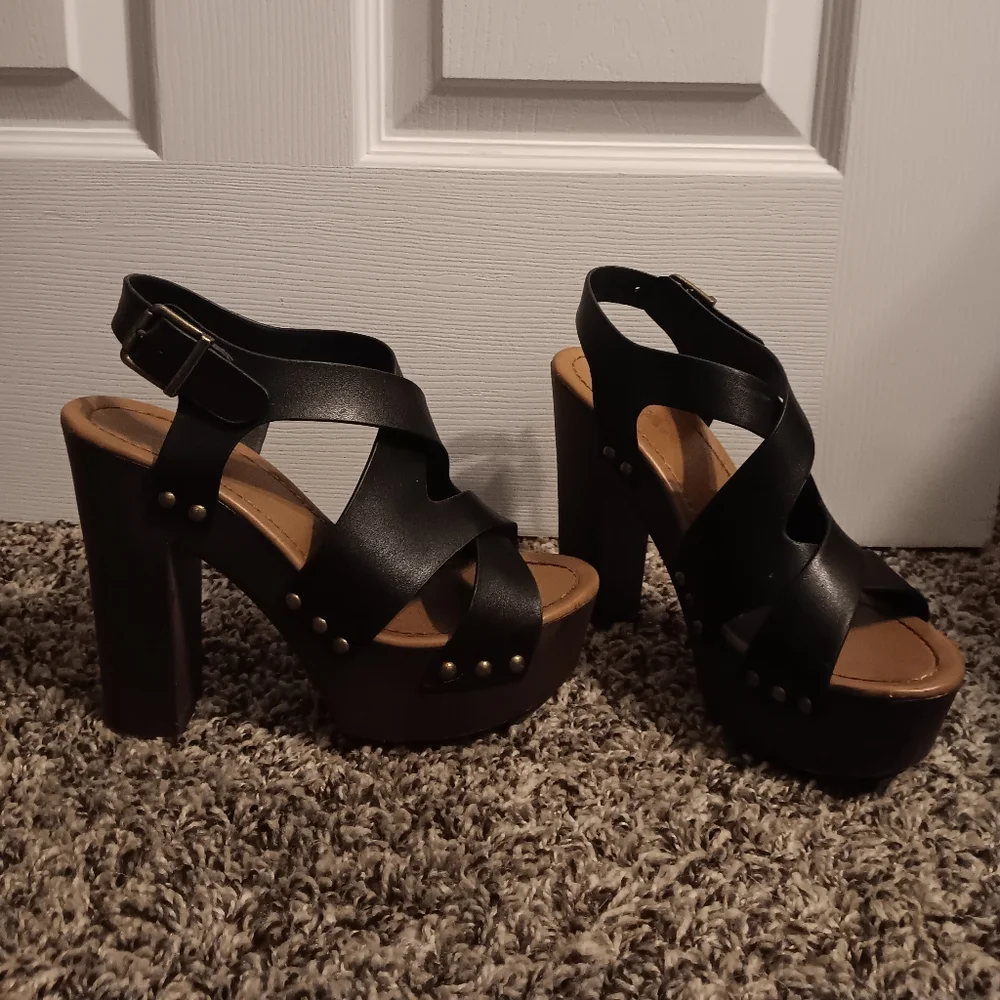 Black Wooden Platform Sandal - Picture 2 of 5